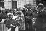 Predstavnik krizmanika pozdravlja Stepinca pri dolasku na podjeljivanje sakramenta potvrde i kanonsku vizitaciju u Varaždin, 1939.